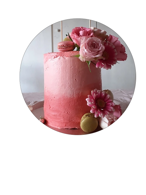 gâteau festif décoré de fleurs